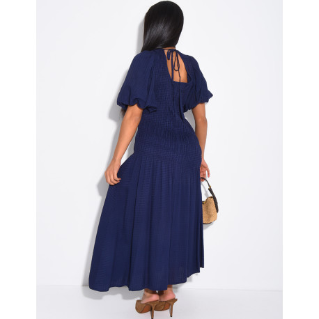 Mittellanges, strukturiertes Kleid mit gerafftem Effekt