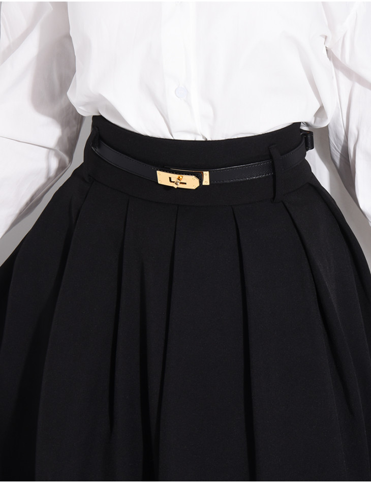 Hochtaillierter, ausgestellter Rock mit Abnähern