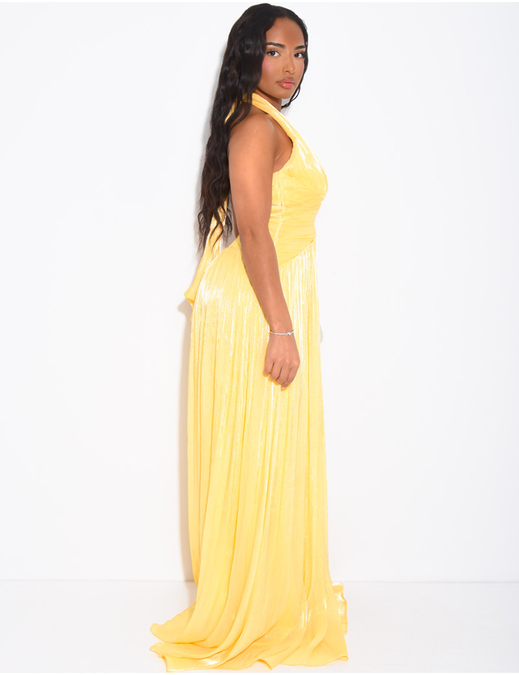Langes, rückenfreies Kleid aus schimmerndem Satin mit Schlitz