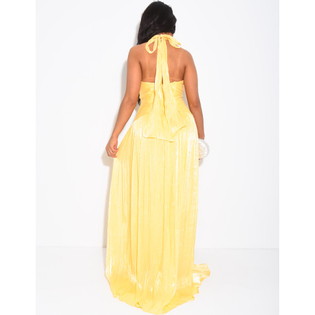 Langes, rückenfreies Kleid aus schimmerndem Satin mit Schlitz