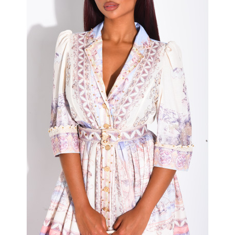 Robe courte à motifs imprimées et ceinture à la taille