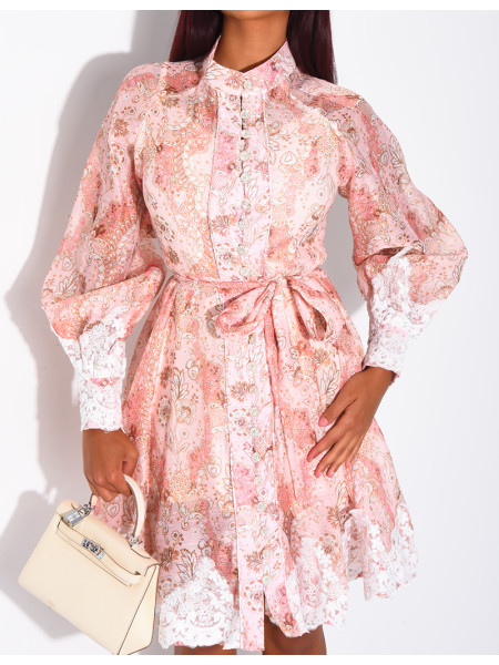 Robe courte à motifs imprimées et ceinture à la taille et bordures en dentelle