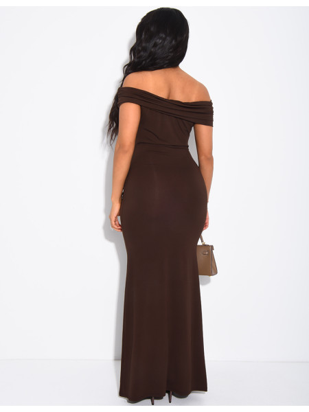 Robe longue col bateau drapée et broche à la taille