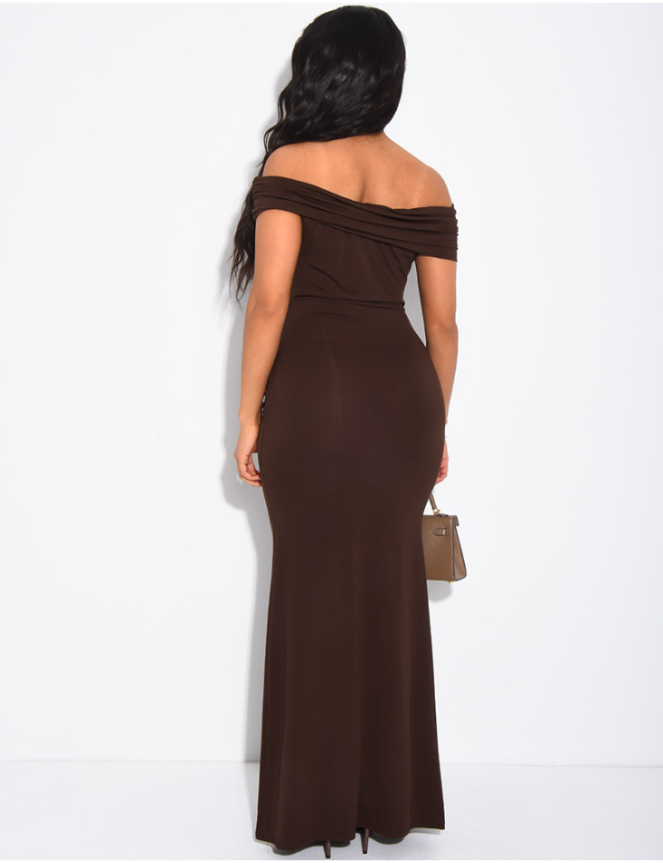 Robe longue col bateau drapée et broche à la taille