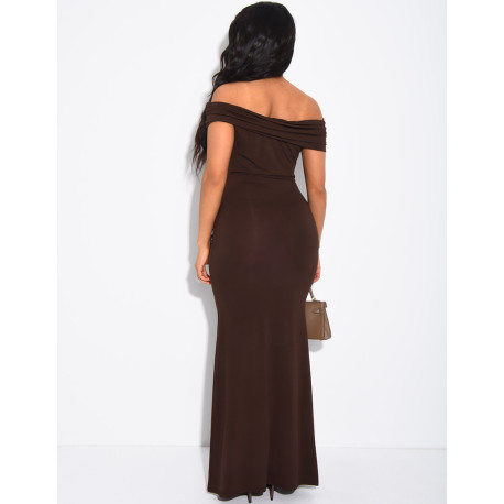 Robe longue col bateau drapée et broche à la taille