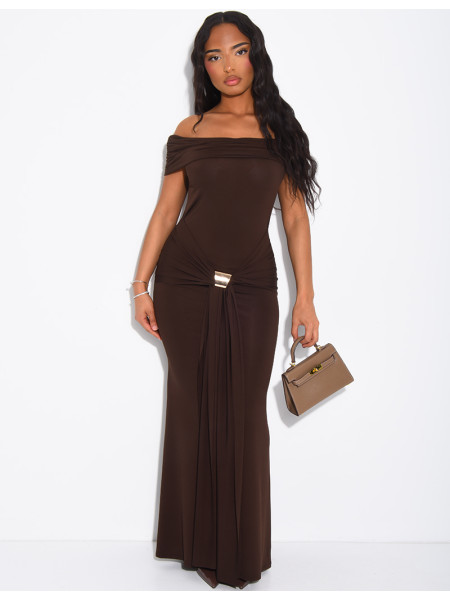 Robe longue col bateau drapée et broche à la taille