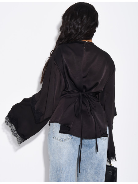 Top à dentelle et voile aux épaules