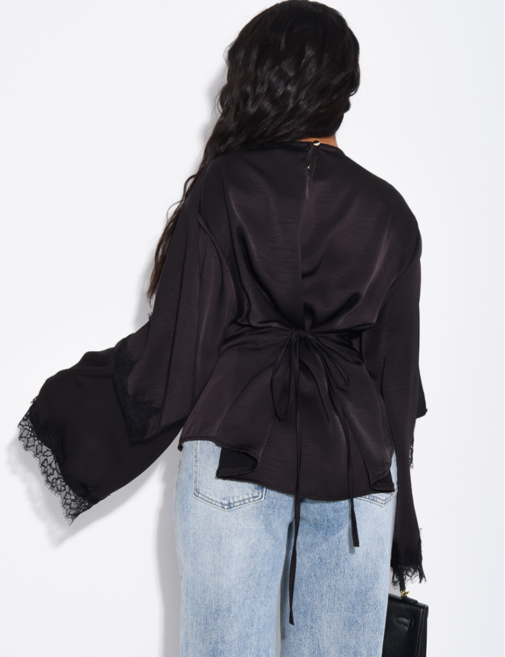 Top à dentelle et voile aux épaules