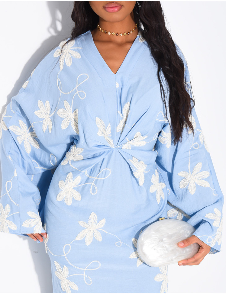 Robe en lin froncée à fleurs brodées