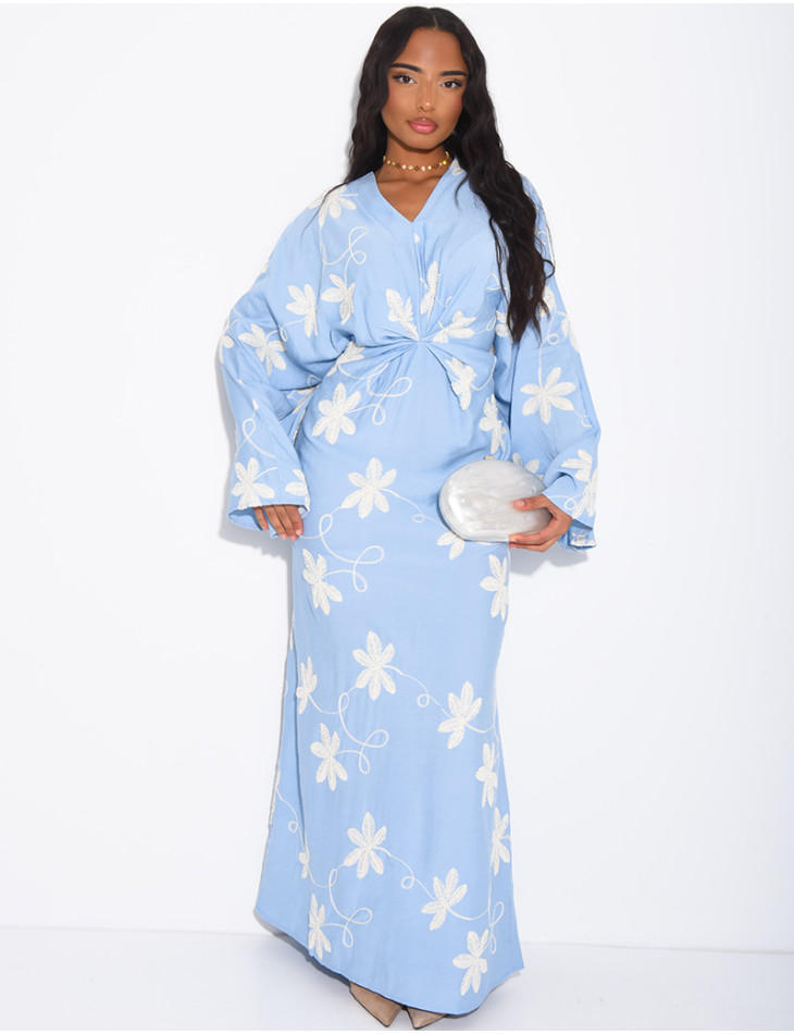 Robe en lin froncée à fleurs brodées