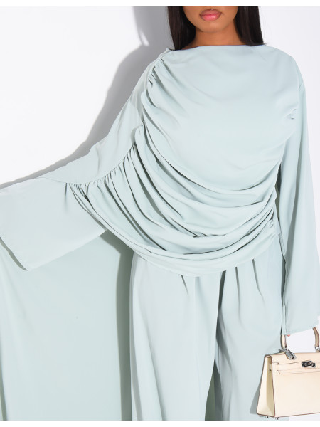 Ensemble en satin pantalon et top froncé avec cape