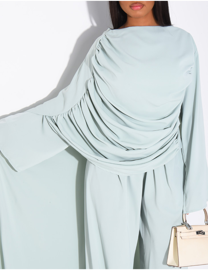 Ensemble en satin pantalon et top froncé avec cape