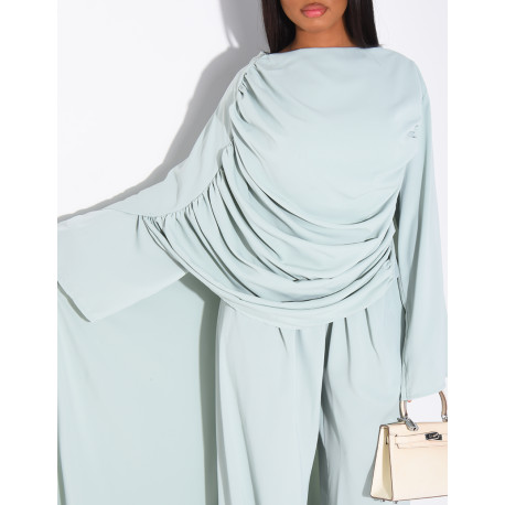 Ensemble en satin pantalon et top froncé avec cape