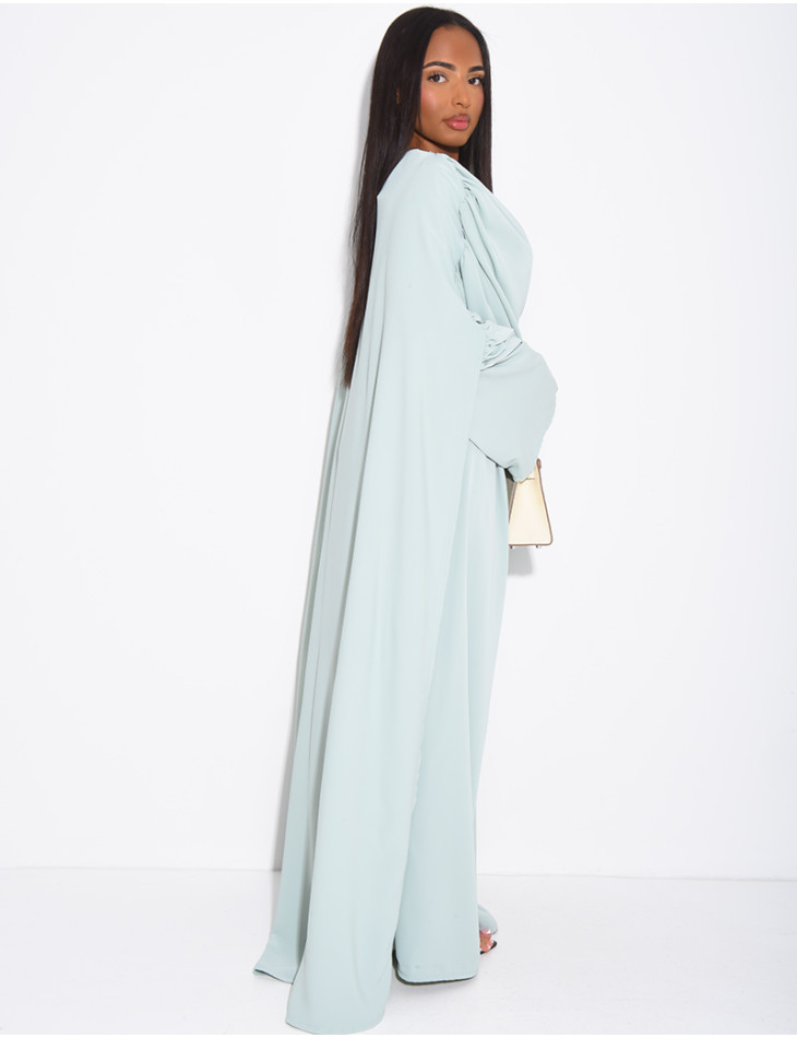 Ensemble en satin pantalon et top froncé avec cape