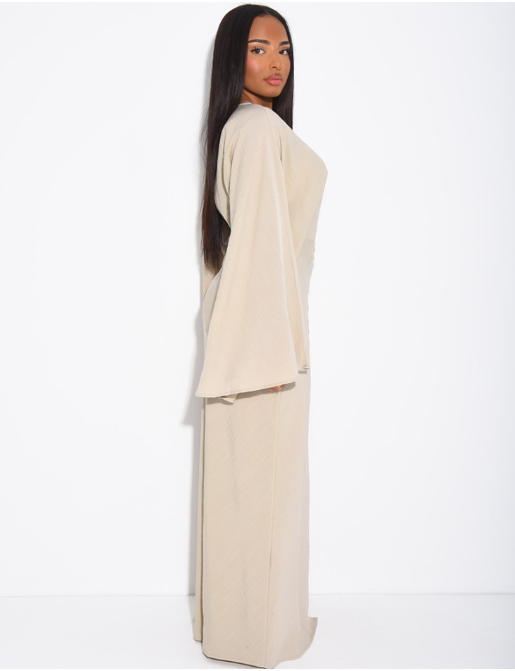 Langes Kleid mit Schürzenteil und gestickten Blumen