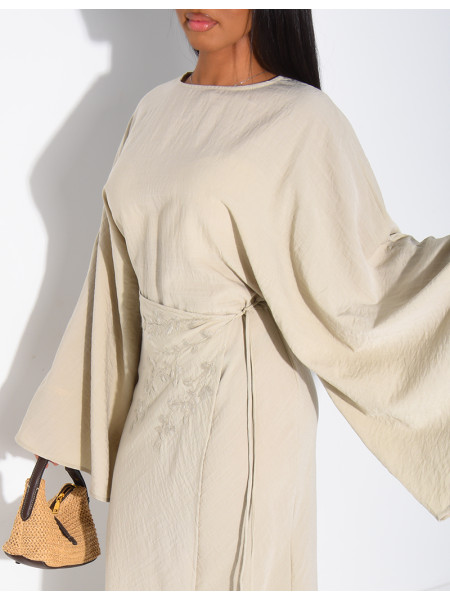 Langes Kleid mit Schürzenteil und gestickten Blumen