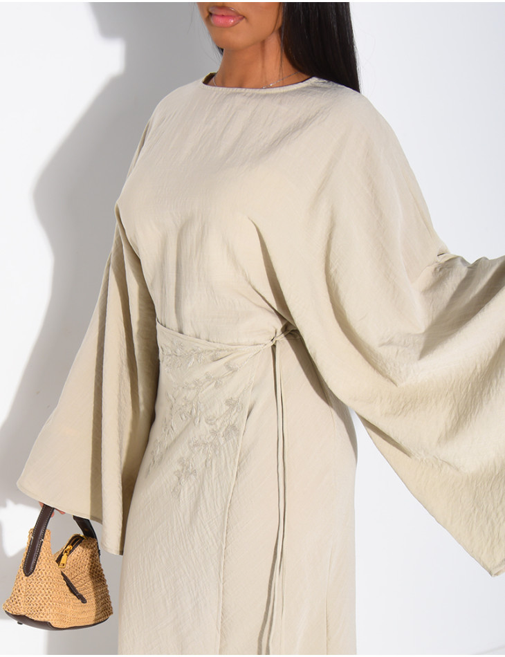 Langes Kleid mit Schürzenteil und gestickten Blumen