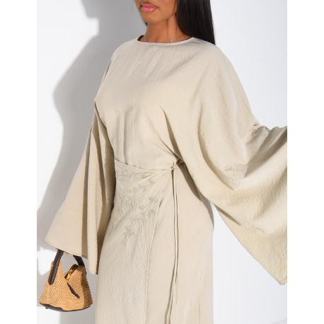 Langes Kleid mit Schürzenteil und gestickten Blumen
