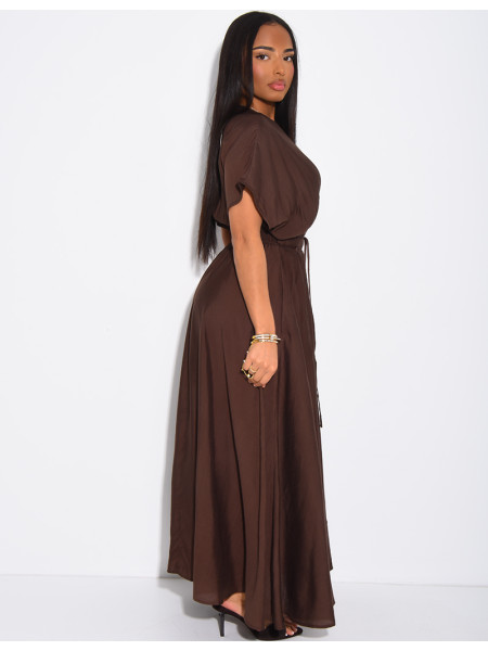 Langes, ausgestelltes, geknöpftes Kleid mit Taillierung