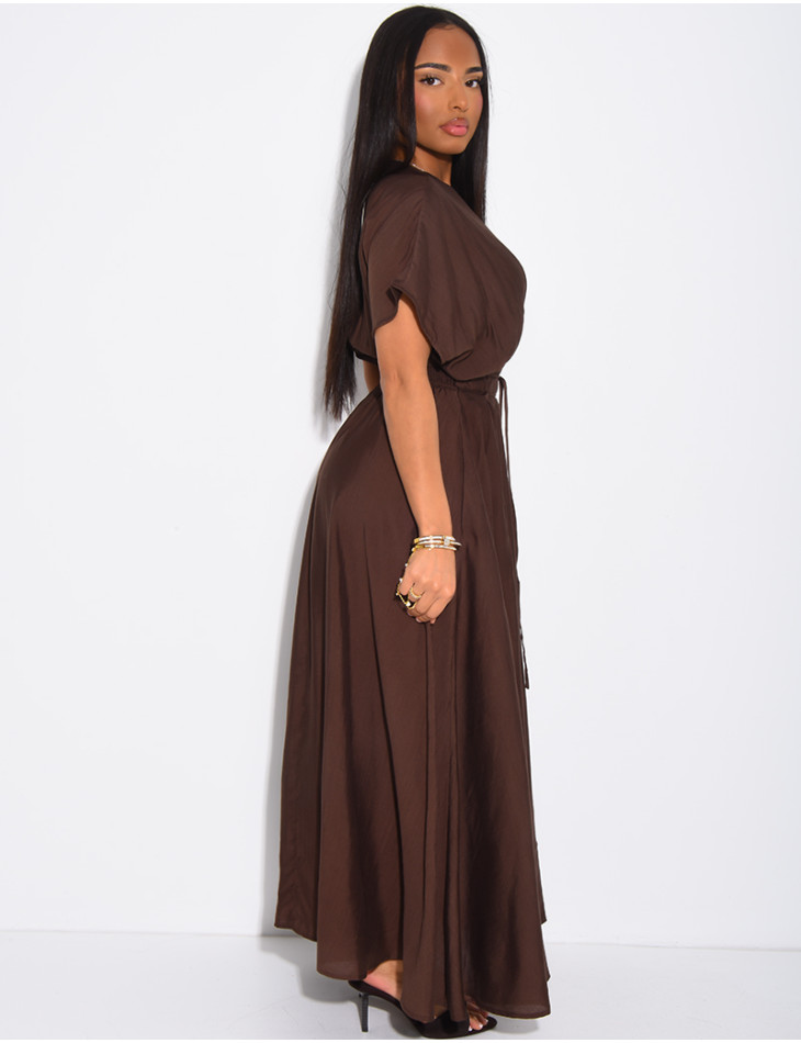 Langes, ausgestelltes, geknöpftes Kleid mit Taillierung