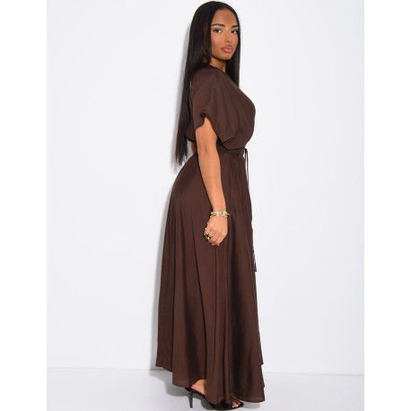 Langes, ausgestelltes, geknöpftes Kleid mit Taillierung