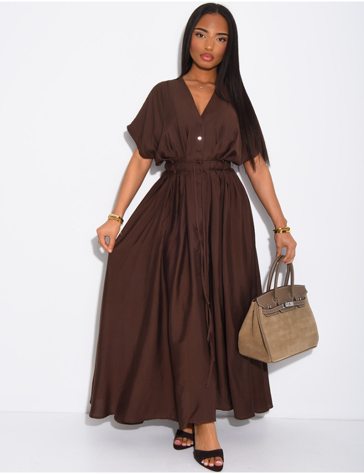 Langes, ausgestelltes, geknöpftes Kleid mit Taillierung