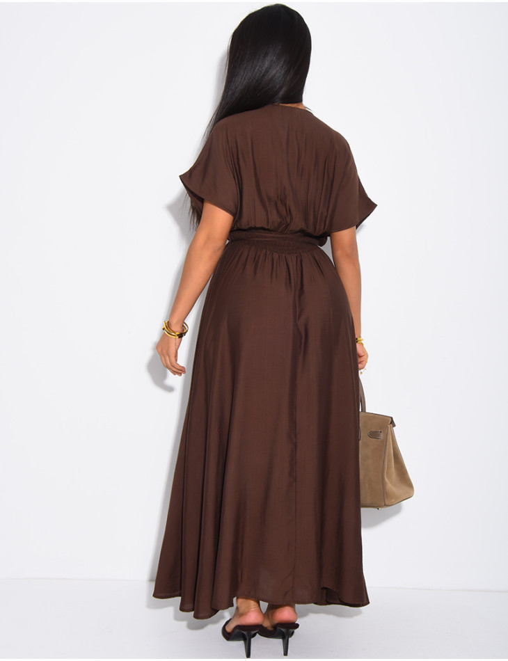 Langes, ausgestelltes, geknöpftes Kleid mit Taillierung