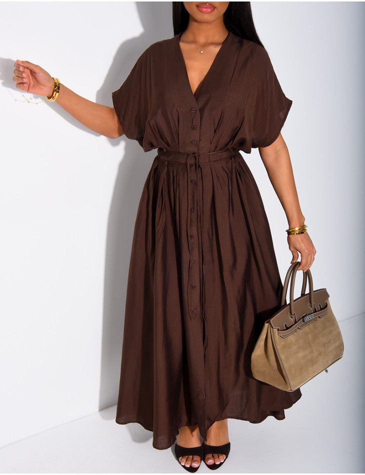 Langes, ausgestelltes, geknöpftes Kleid mit Taillierung