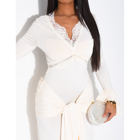 Langes, figurbetontes Kleid mit Spitzendetails und Drapierung an der Taille