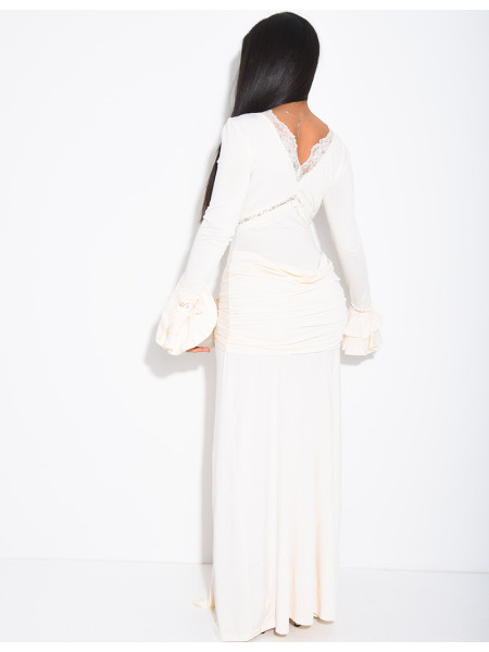 Langes, figurbetontes Kleid mit Spitzendetails und Drapierung an der Taille