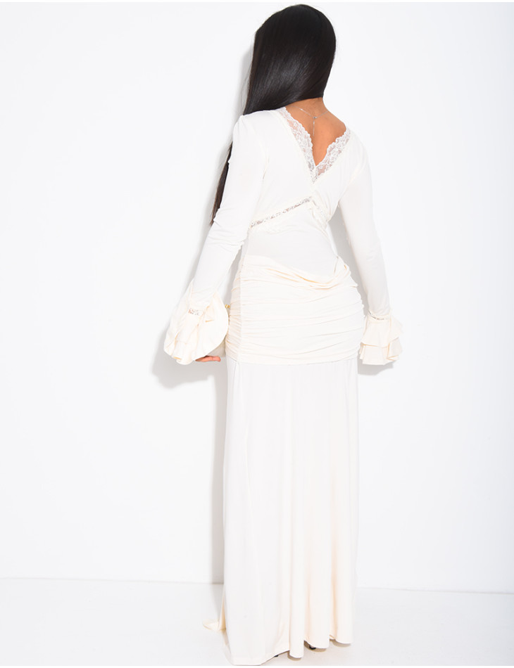 Langes, figurbetontes Kleid mit Spitzendetails und Drapierung an der Taille