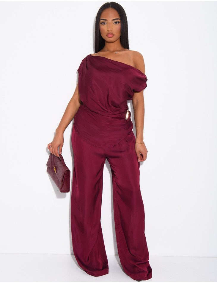 Set aus fließendem Satin mit goldenem Broschen-Top und gerader Hose