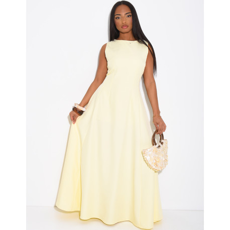 Sehr langes, taillenbetontes, ausgestelltes Kleid