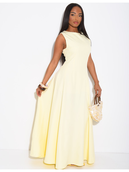 Sehr langes, taillenbetontes, ausgestelltes Kleid
