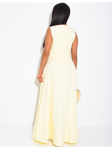 Sehr langes, taillenbetontes, ausgestelltes Kleid