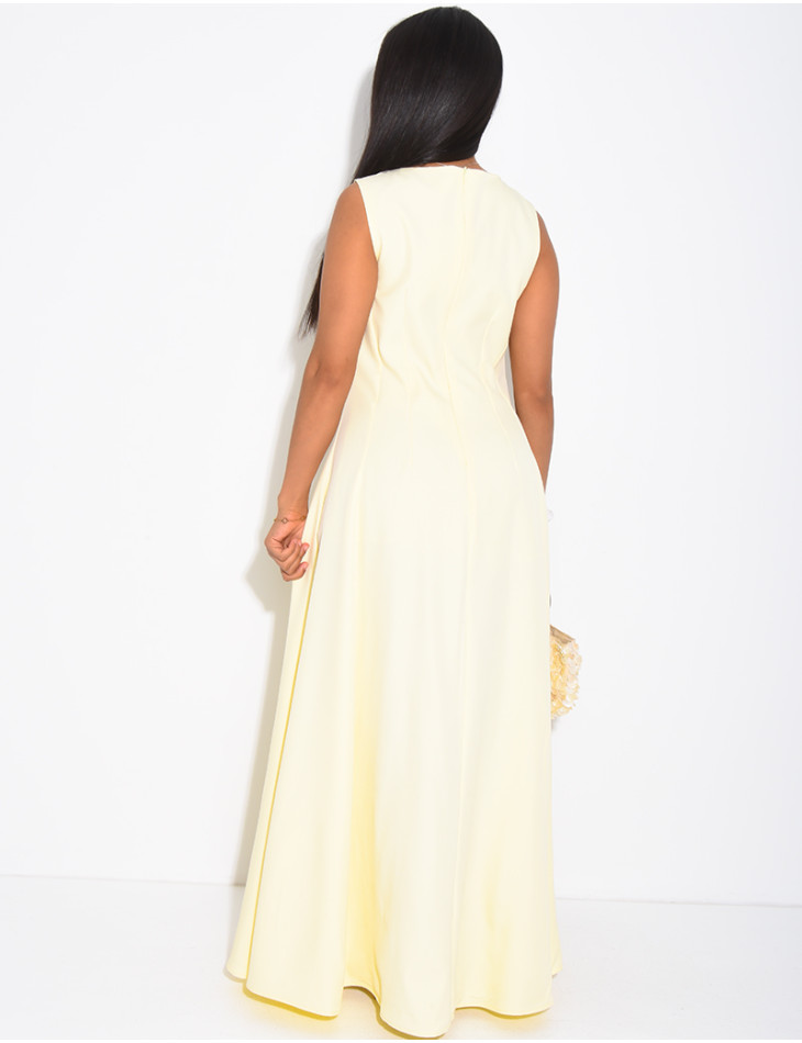 Sehr langes, taillenbetontes, ausgestelltes Kleid