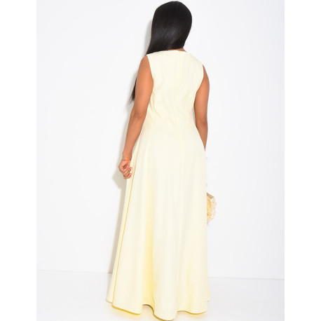 Sehr langes, taillenbetontes, ausgestelltes Kleid