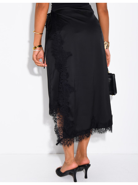 Jupe midi en satin et bordures en dentelle