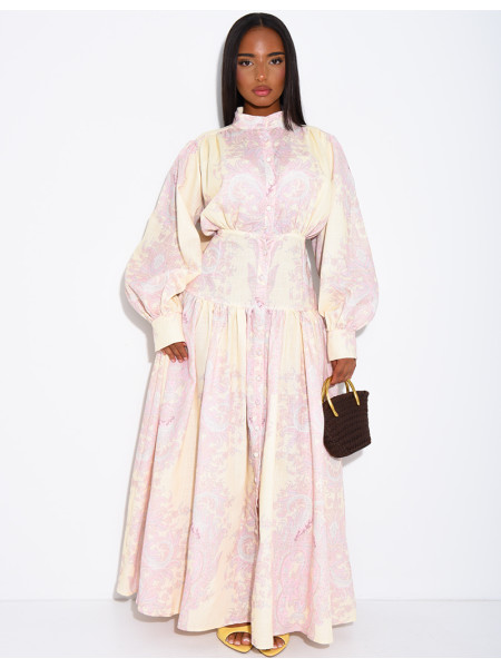 Figurbetontes, langes Kleid mit langen Ärmeln und Mustern