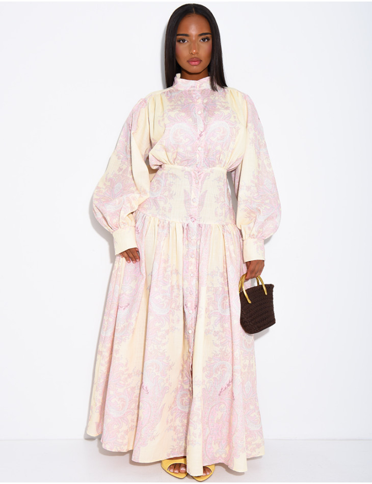 Figurbetontes, langes Kleid mit langen Ärmeln und Mustern