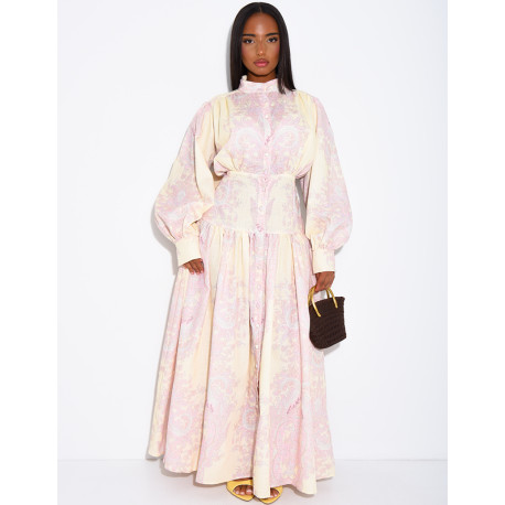 Figurbetontes, langes Kleid mit langen Ärmeln und Mustern
