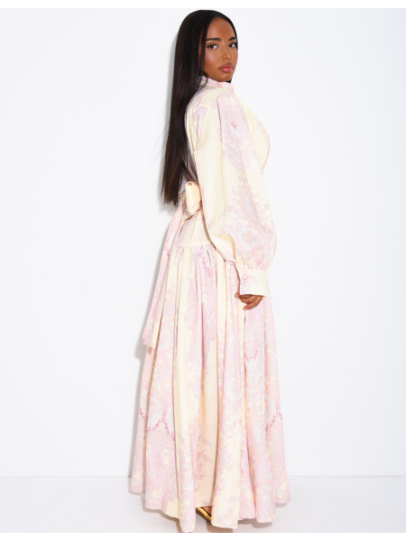 Figurbetontes, langes Kleid mit langen Ärmeln und Mustern