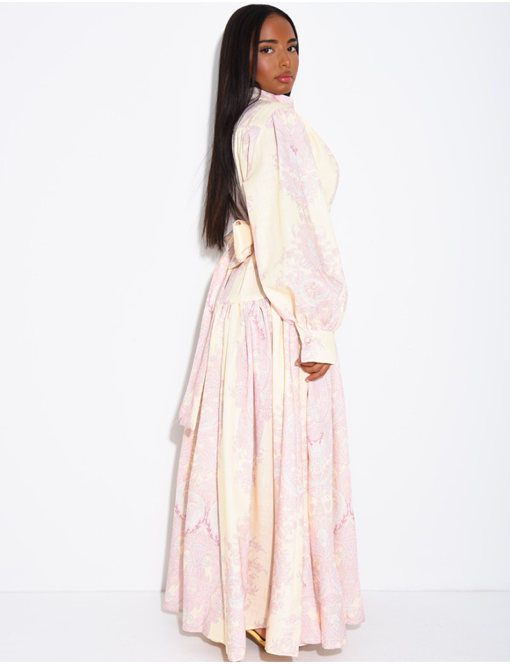 Figurbetontes, langes Kleid mit langen Ärmeln und Mustern