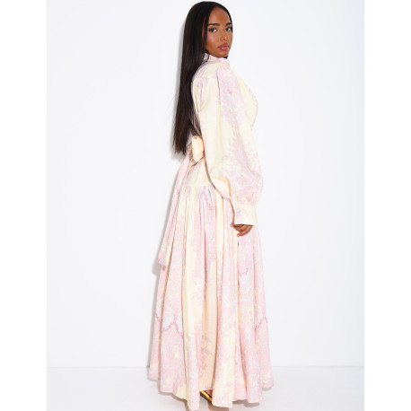 Figurbetontes, langes Kleid mit langen Ärmeln und Mustern