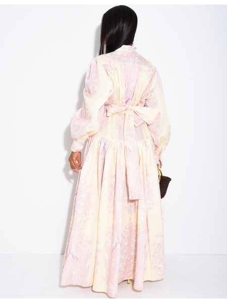 Figurbetontes, langes Kleid mit langen Ärmeln und Mustern