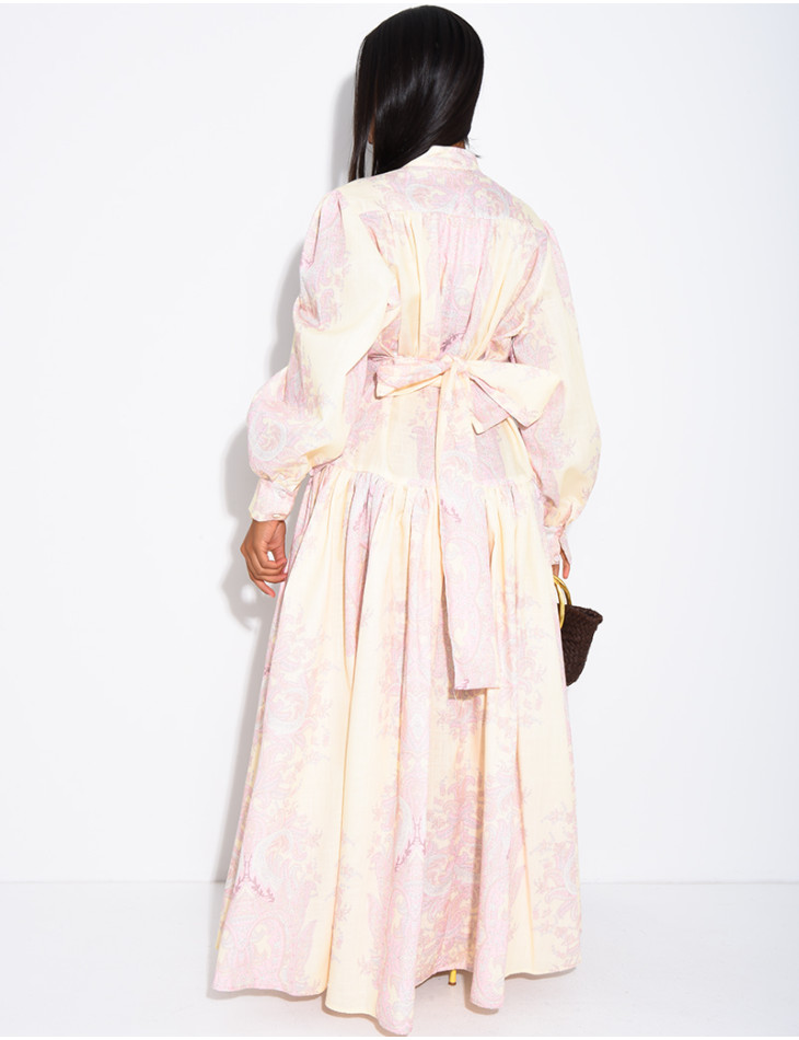 Figurbetontes, langes Kleid mit langen Ärmeln und Mustern