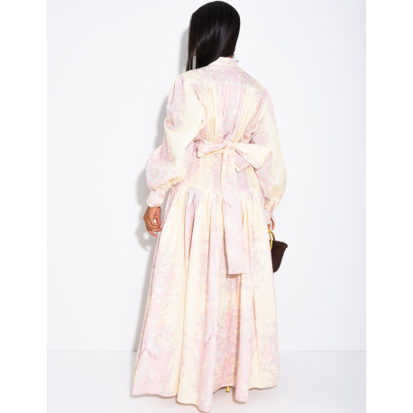 Figurbetontes, langes Kleid mit langen Ärmeln und Mustern