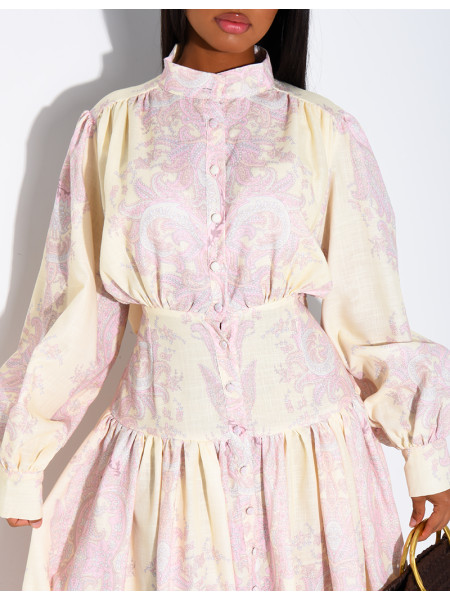 Figurbetontes, langes Kleid mit langen Ärmeln und Mustern