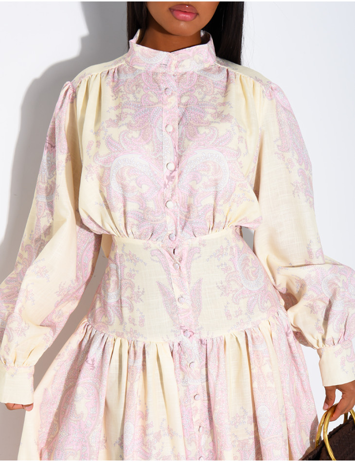 Figurbetontes, langes Kleid mit langen Ärmeln und Mustern