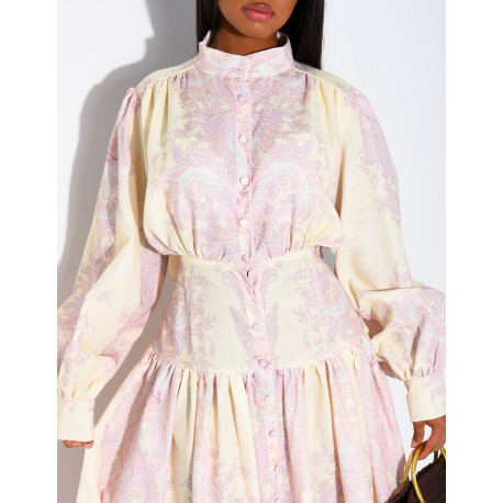 Figurbetontes, langes Kleid mit langen Ärmeln und Mustern